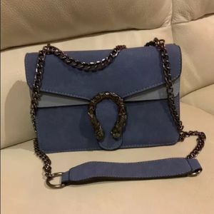 Woman’s crossover bag